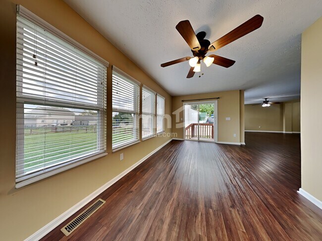Foto del edificio - 4890 Springwood Court