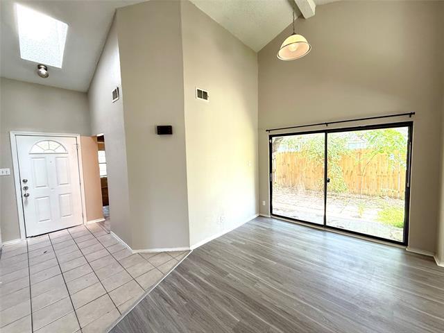 Building Photo - 6010 Hollyleaf Dr
