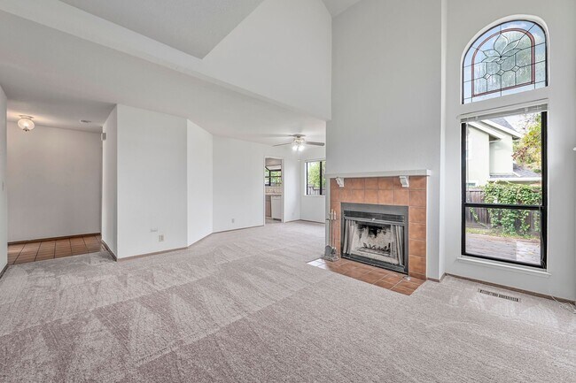 Building Photo - Spacious Townhome in Excellent Location!