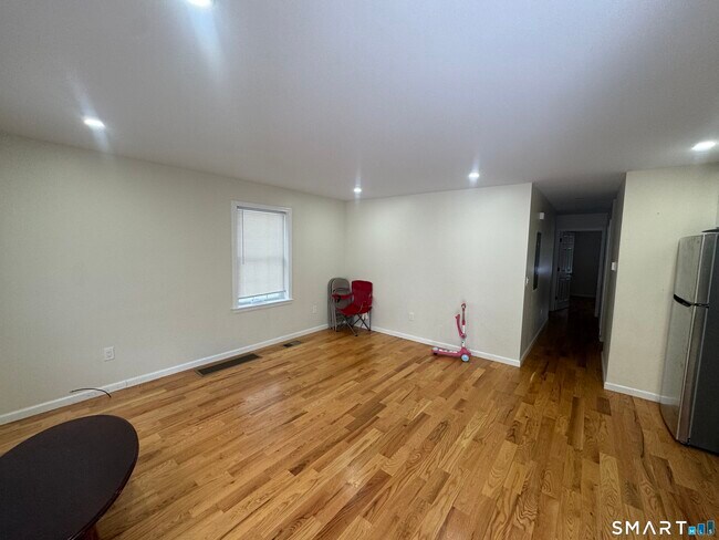 Foto del edificio - 695 Shelton St