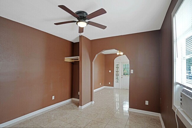 Building Photo - 2 Bedroom St Roch (accepts vouchers)