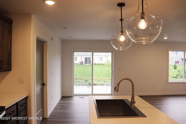 Building Photo - 903 Village Ln