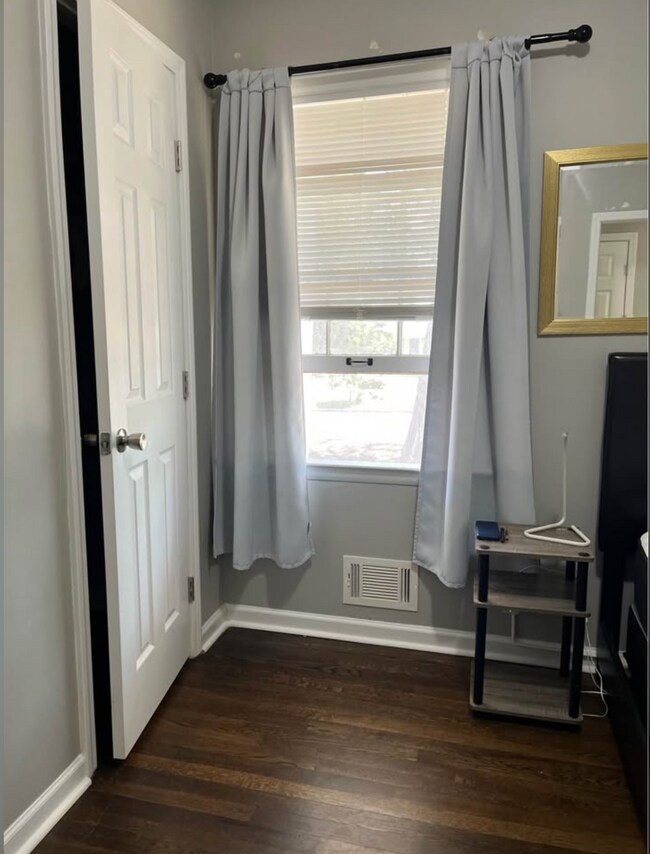 Habitación privada. Amueblada. - 6140 Hillandale Dr