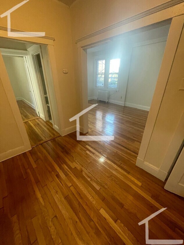 Primary Photo - Large 1 bed unit along the Green Line in B...
