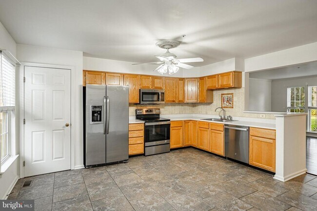 Foto del edificio - 596 Coach Hill Ct