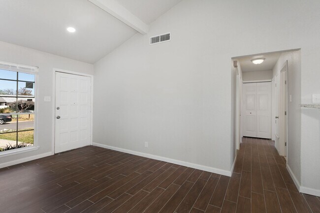 Foto del edificio - Renovated 2 Bedroom 1 Bath Near UTSA, Medi...