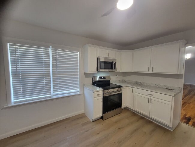Building Photo - Amazing Newly Remodeled 3+/2BA Ranch & Garage