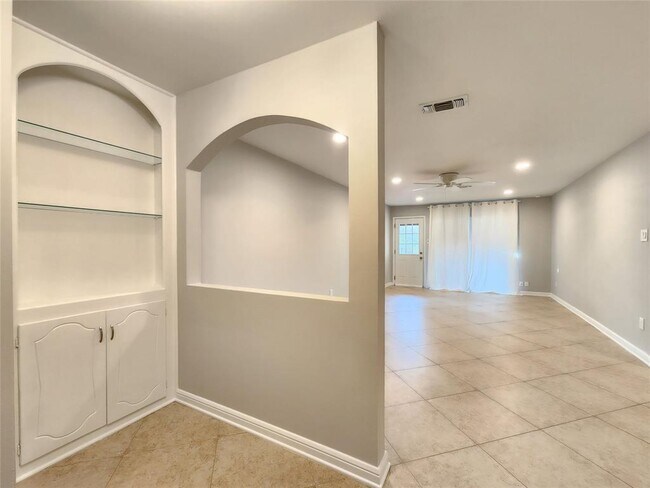 Building Photo - 12960 Trail Hollow Dr