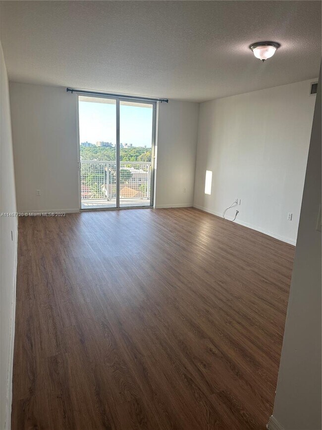 Foto del edificio - 900 SW 8th St