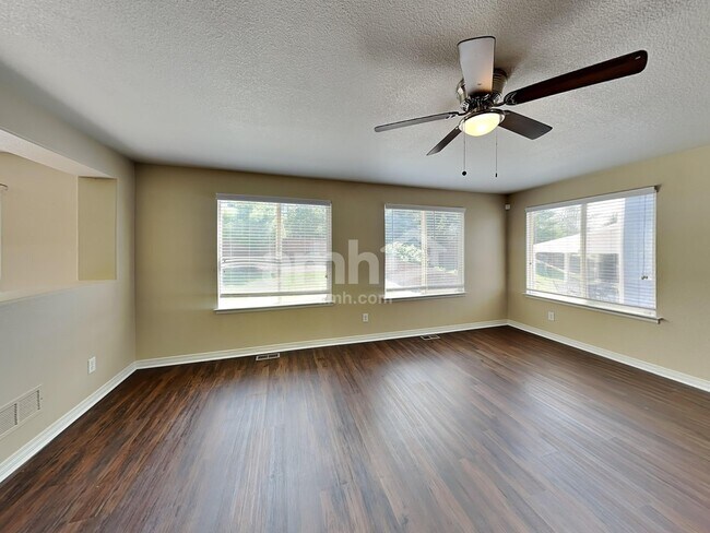 Building Photo - 5426 S Shawnee Way