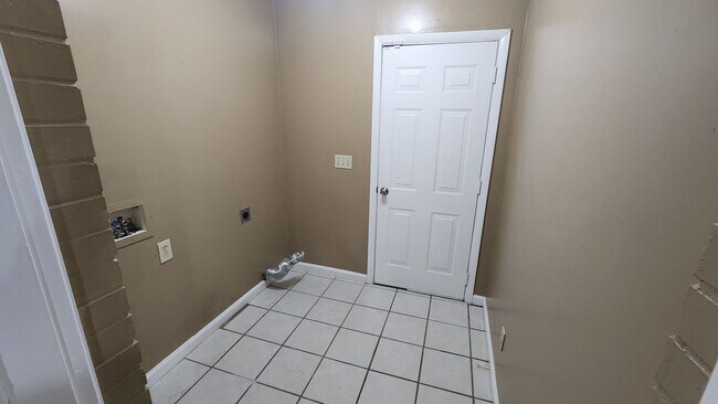 Building Photo - Single Family Home 3BR / 1.5 BA