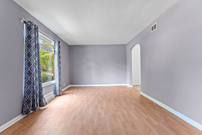Foto del edificio - 21130 Morris Ave