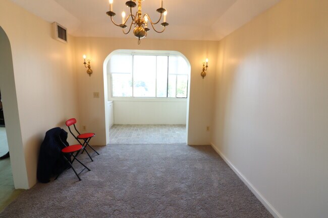 Building Photo - 1731 Beacon St