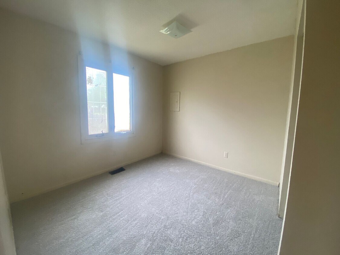 Primary Photo - 1633 Bayview Dr