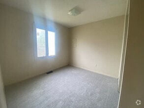 Building Photo - 1633 Bayview Dr