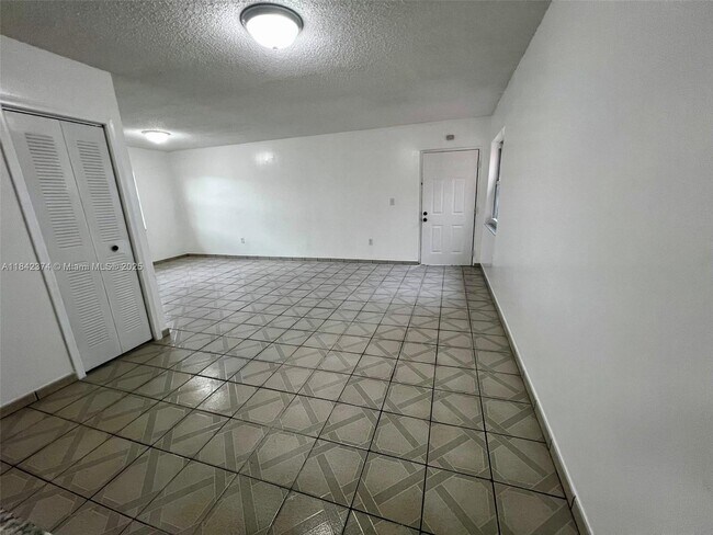 Foto del edificio - 2600 NW 14th St