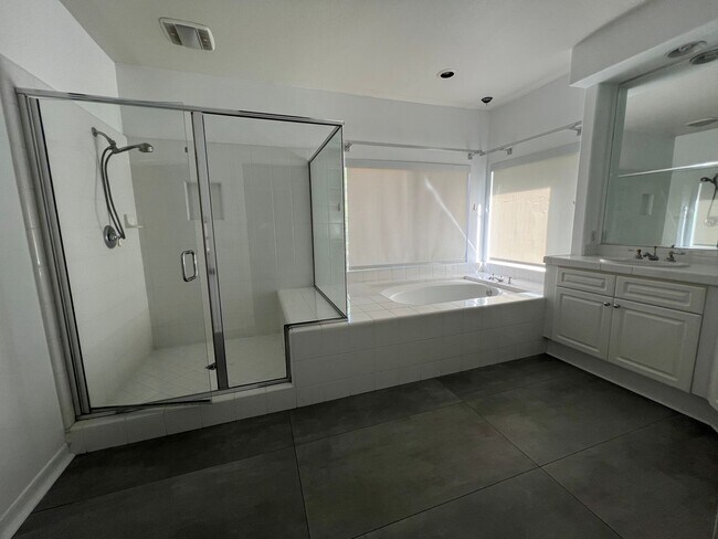 Foto del edificio - Gorgeous and spacious 5 bedroom home in Re...