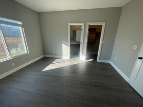 Building Photo - 5533-5535 N Edwards Cir