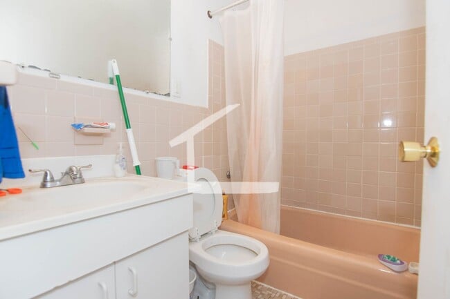 Building Photo - 2BR 1Bth unit. Heat/Hot Water included. Great location!