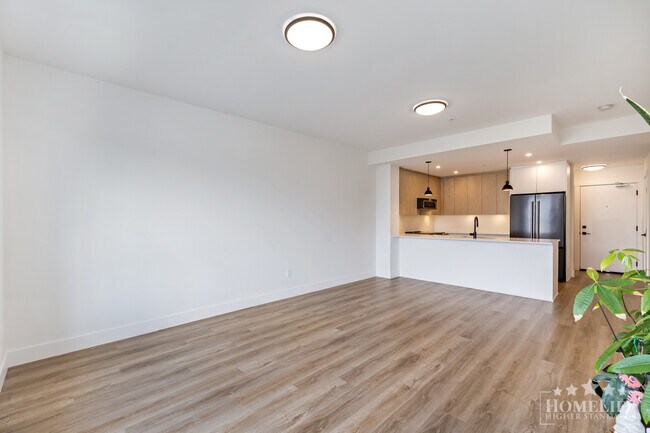 Photo du bâtiment - Modern 3 Bed 2 Bath Condo in Montrose Square with AC Parking and Transit Access