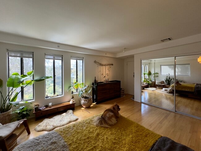 Building Photo - 8968 Crescent Dr