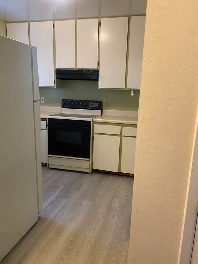 Kitchen - 1060 Oak Grove Rd