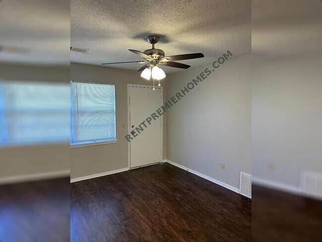 Building Photo - 924 N Bradley Ave