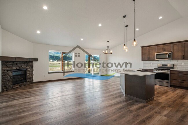 Foto del edificio - 3-Bedroom, 2-Bathroom Home with 3-Car Gara...