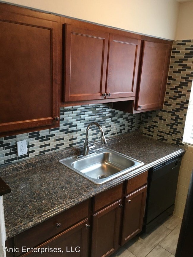 Building Photo - 1 br, 1 bath Apartment - 5112-14 Jamieson