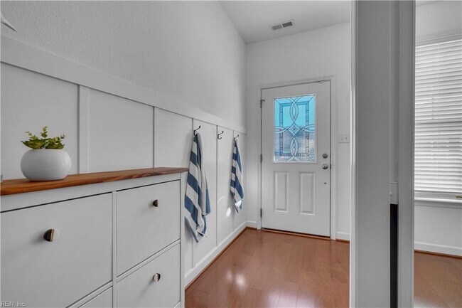 Foto del edificio - 5540 Crown Grant Way