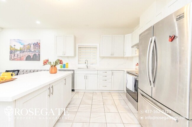 Photo du bâtiment - Spacious 4-Bedroom, 2.5-Bath Home in Kitch...