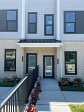 Building Photo - 1105 Greenwich Dr