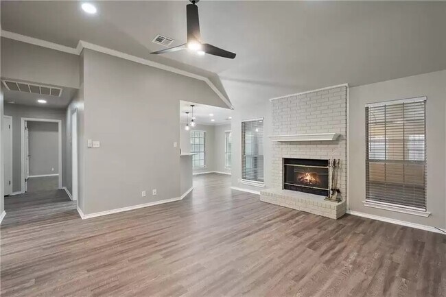 Foto del edificio - 5105 Sterling Dr