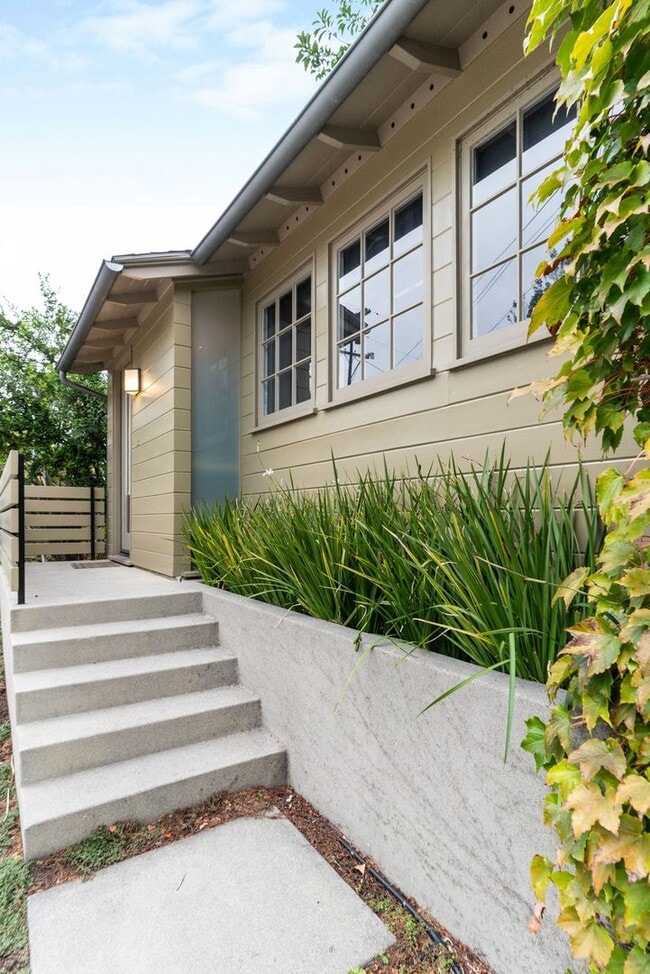 Foto del edificio - Beachwood Canyon 2b2b Home - Intentional F...