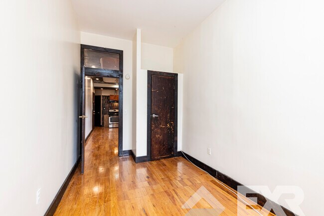 Foto del edificio - 279 Menahan St