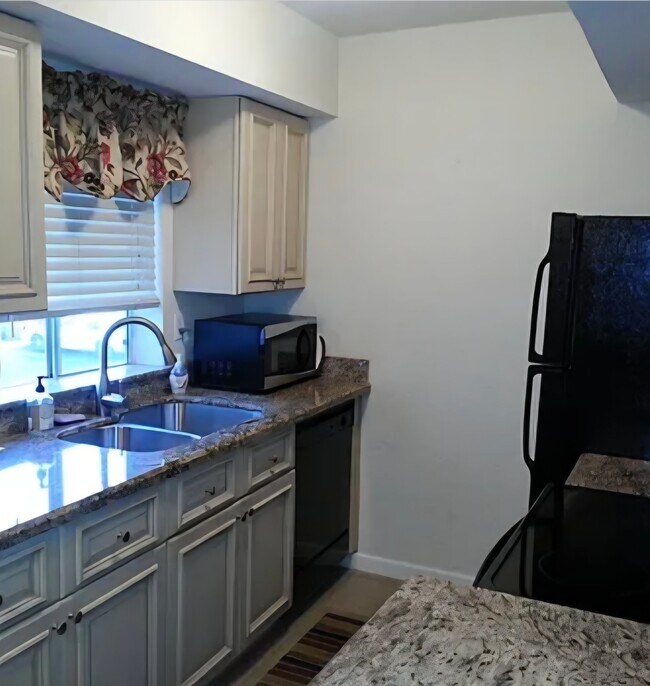 Foto del edificio - 4554 E Paradise Village Pkwy N