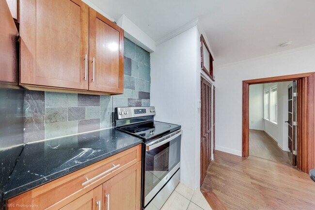 Foto del edificio - Walk to the Beach – Bright 1Bedroom/1 Bathroom Apartment