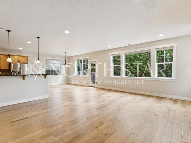 Building Photo - Newer Home in Summer Falls.