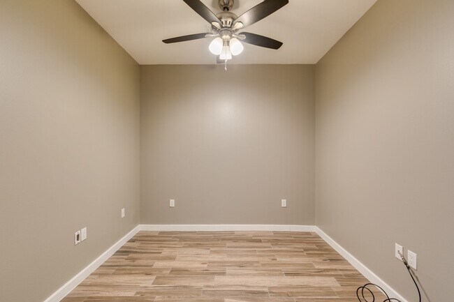 Foto del edificio - Iconic Strip-View Luxury | Elegant 1BR + Den High-Rise Residence