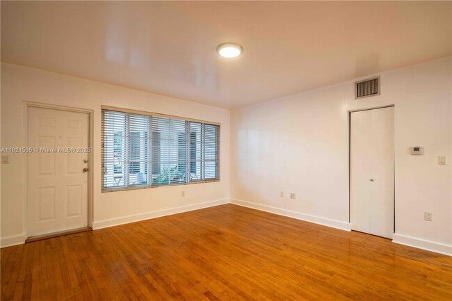 Foto del edificio - 2425 Flamingo Pl