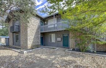 Building Photo - 2506 Manor Cir