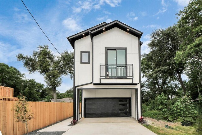 Building Photo - 8311 Venus St