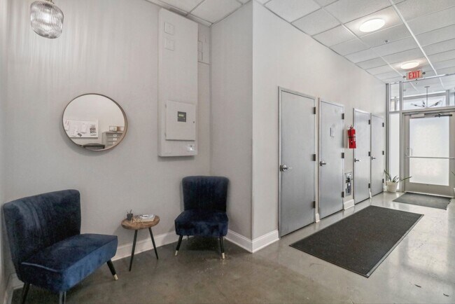 Foto del edificio - Modern 2-Bedroom with In-Unit W/D on Georg...