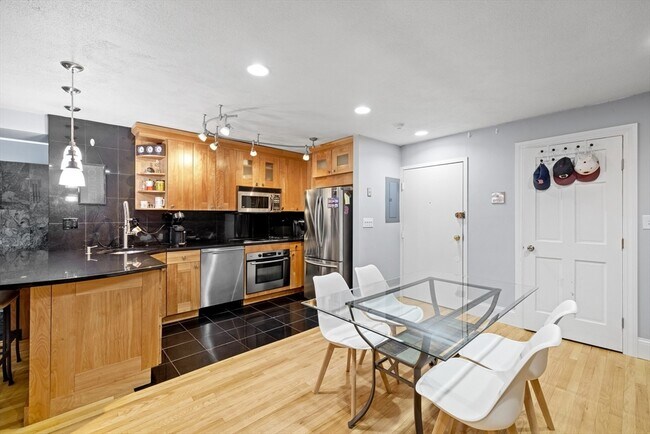 Building Photo - 407 Marlborough St