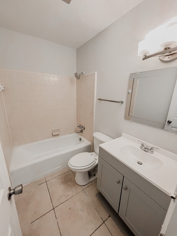 Building Photo - 701 Oaklawn St