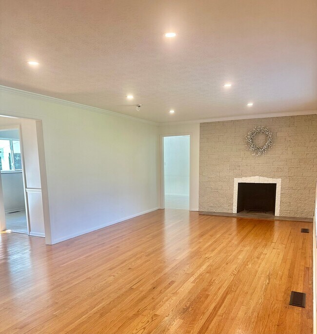 Foto del edificio - 8017 Hayden Dr NW