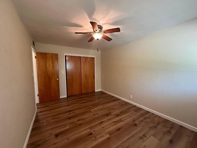 Building Photo - 156 W Dovewood Ln