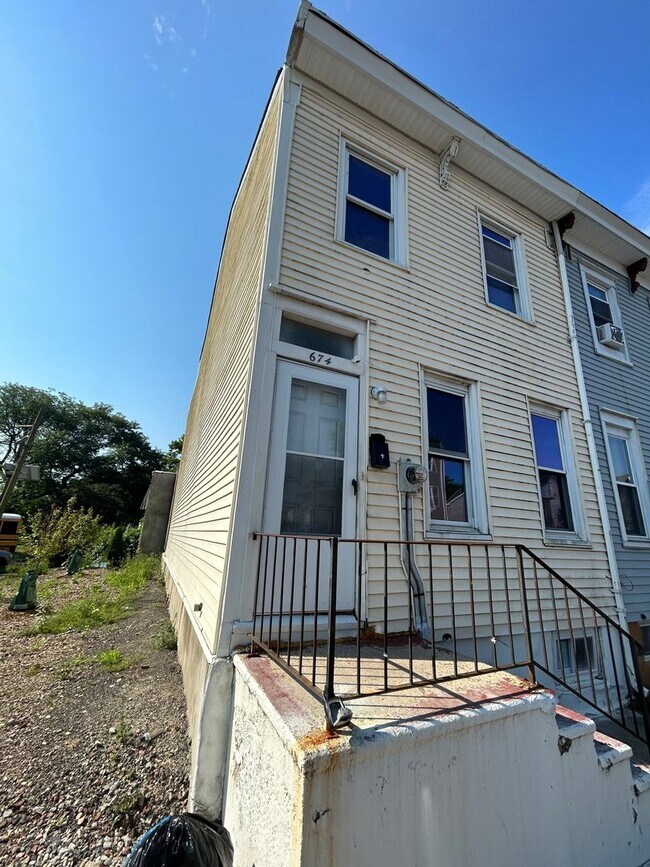Building Photo - 674 N Clinton Ave