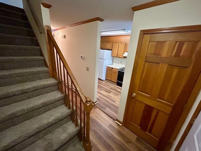 Building Photo - Conveniently Located Townhouse!
