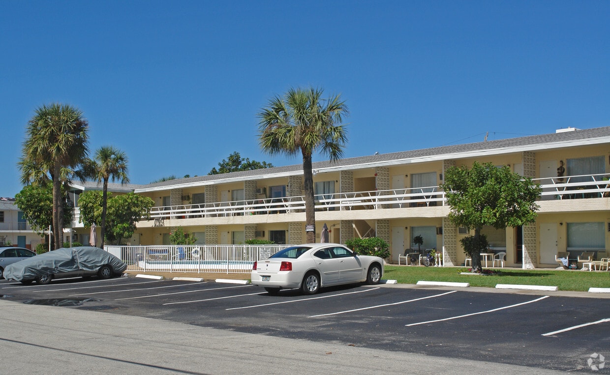 Building Photo - Deauville Manor Apartments
